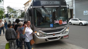 Picture of Pâmela Perini getting ready to board a bus